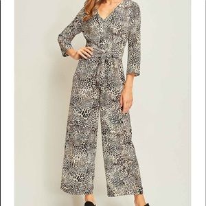 Entro Leopard Jumpsuit size Large ✨NEW✨